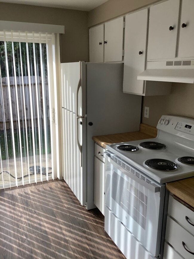 Building Photo - 2081