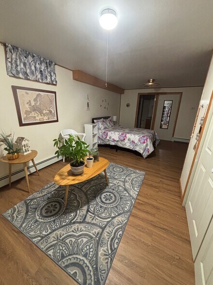 Primary Photo - 615 June St