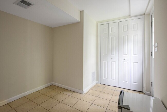 Building Photo - 2509 Crest Ave