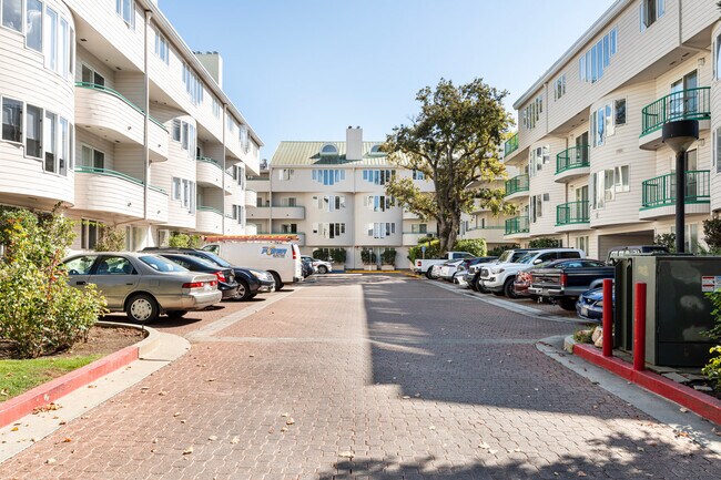 Building Photo - 345 Sheridan Ave