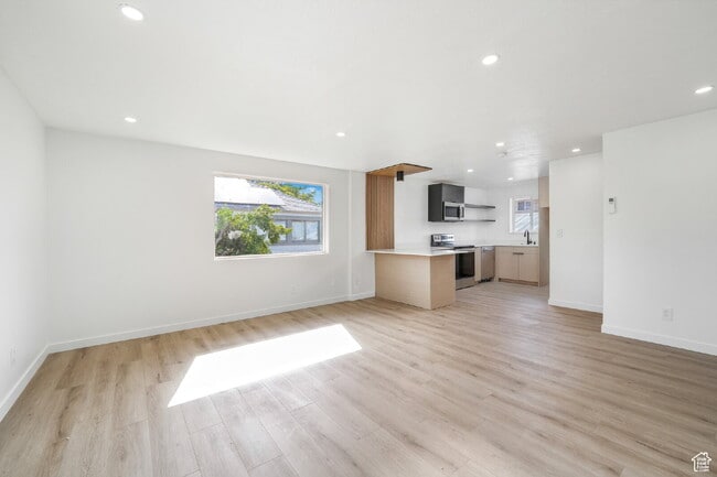 Building Photo - Renovated Apartment in Salt Lake City | Available Now