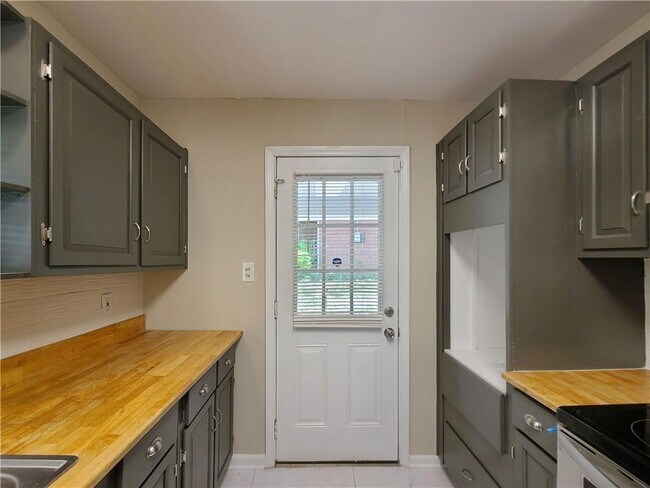 Building Photo - 3225 Forrest Hills Dr SW