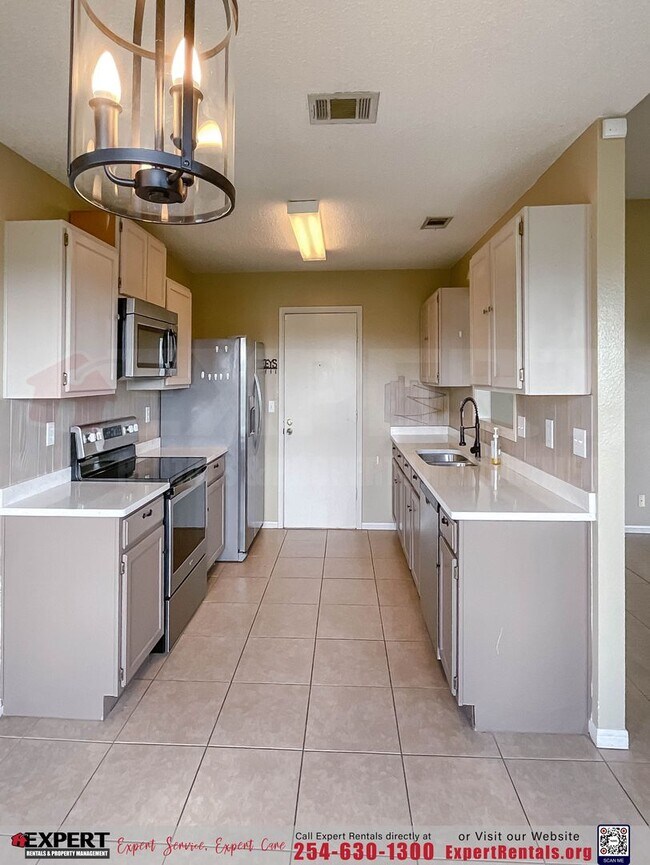 Building Photo - 3-Bedroom Home Near Lions Gate Park