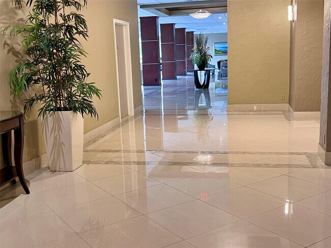 Building Photo - 4250 Galt Ocean Dr