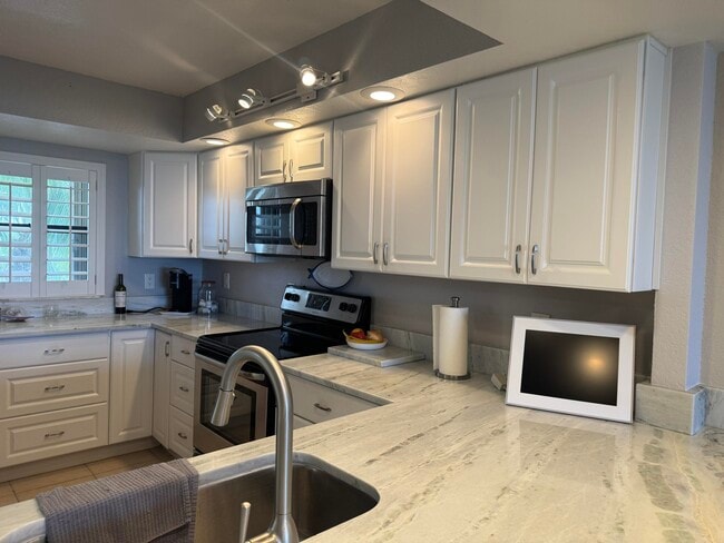 Building Photo - 3200 N Hwy A1A