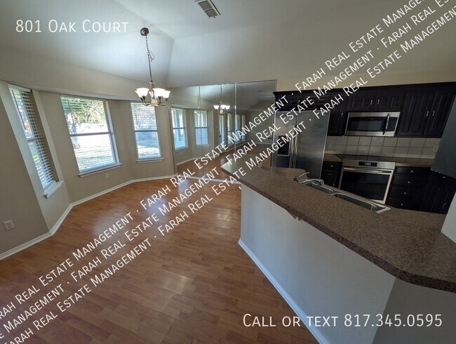 Building Photo - 801 Oak Ct