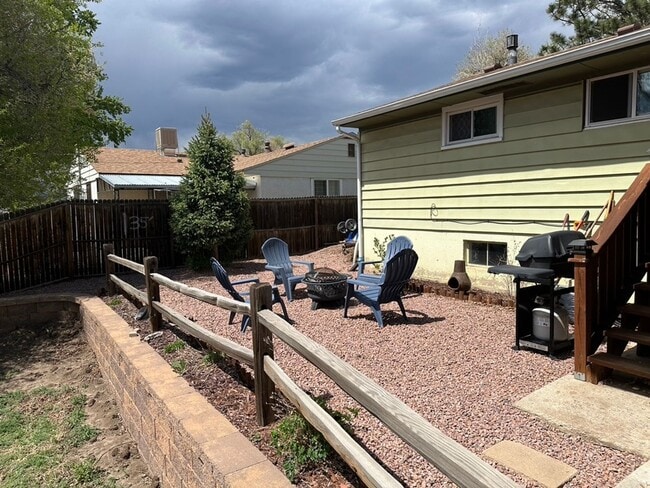 Building Photo - CUTE 3BD RANCHER WITH CHARACTER IN CENTRAL...