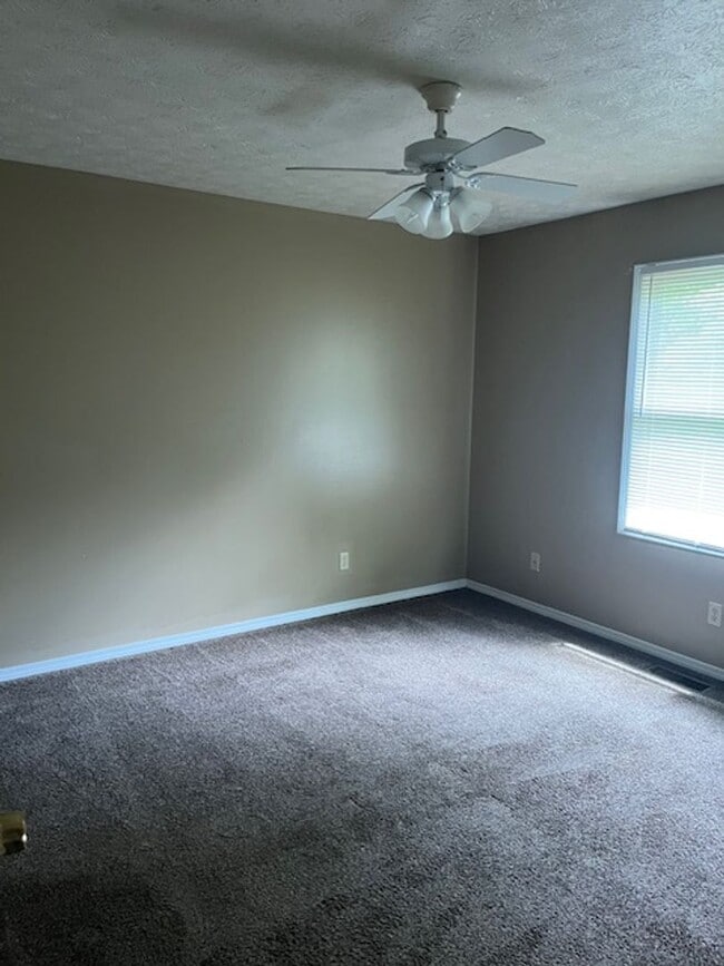 Building Photo - 3 bedroom, 2 bathroom duplex on Bloomingto...
