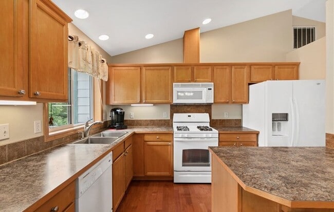 Building Photo - 4 Bed 3Bath Beautiful Single-family House ...