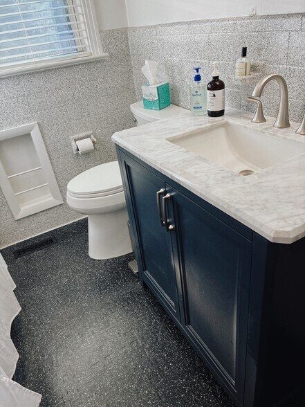 Building Photo - 6946 Hickory View Ln