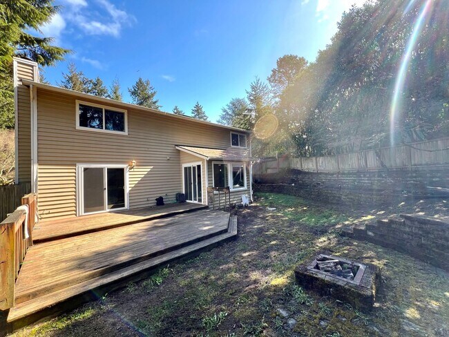 Building Photo - Charming 3-Bed, 3-Bath Home with Bonus Roo...