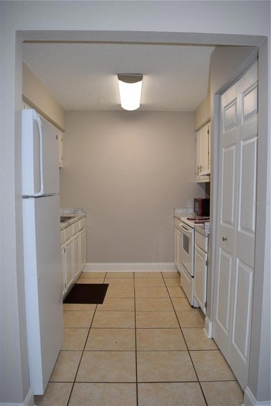 Building Photo - 7423 SW 42nd Pl