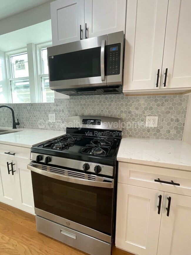 Building Photo - 7512 N Claremont Ave