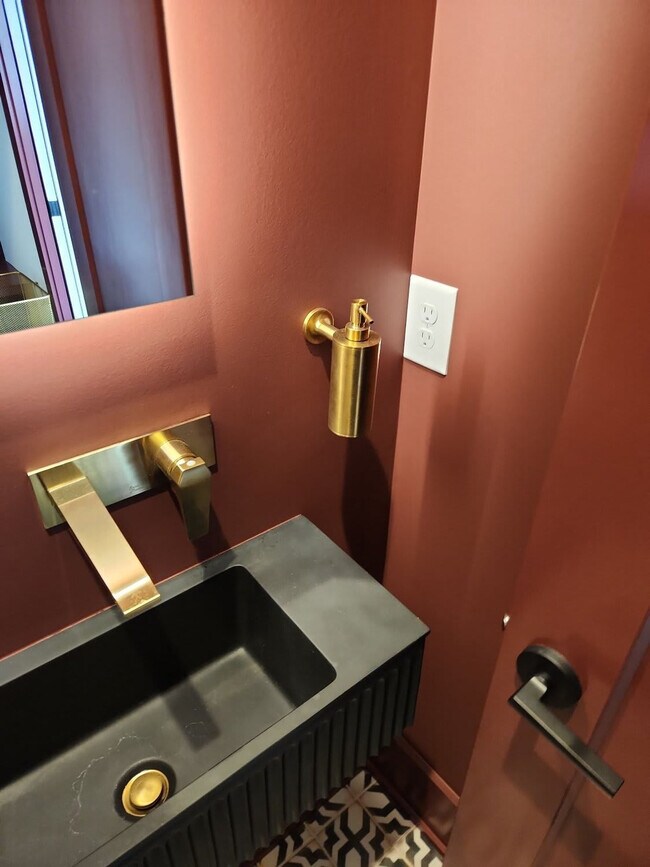 Building Photo - 1315 16th Ave S