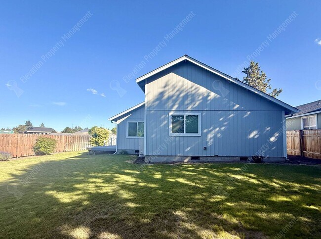 Building Photo - Single-Level Living in a Prime NE Bend Location