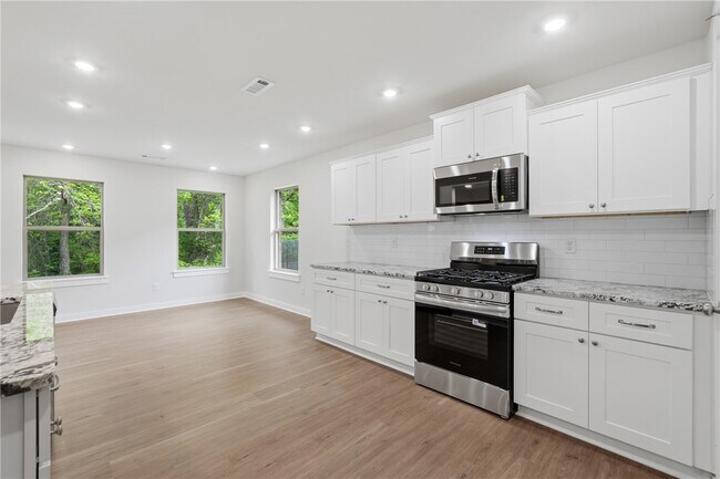 Building Photo - 1313 Valley Dr
