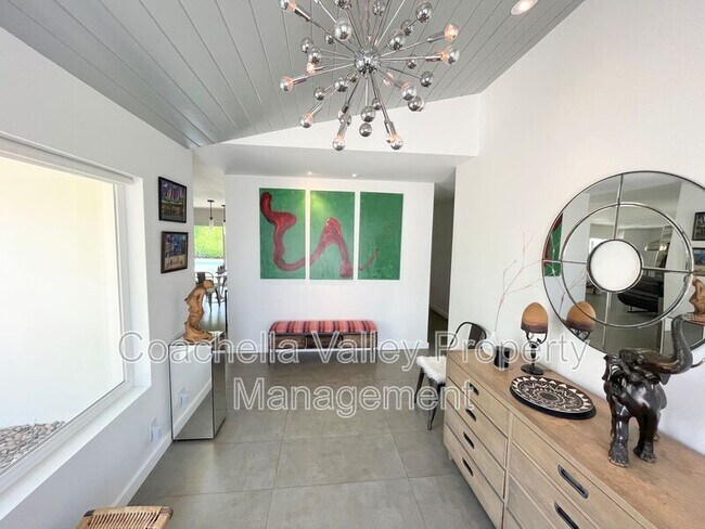 Building Photo - 2885 E Venetia Rd