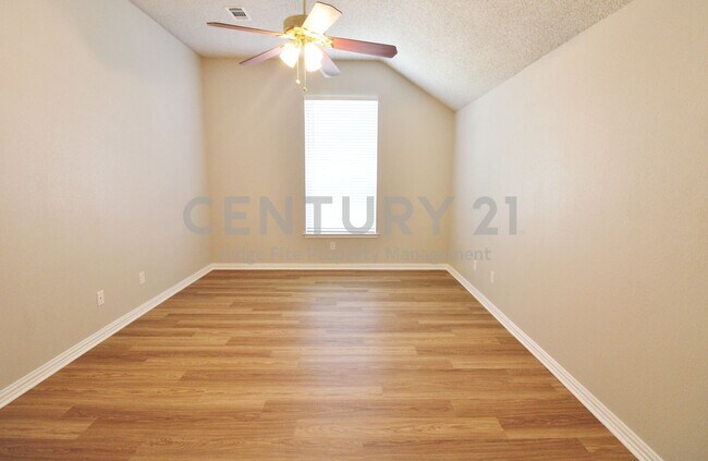 Building Photo - Spacious 2-Story 4/2.5/2 in Lancaster For Rent!