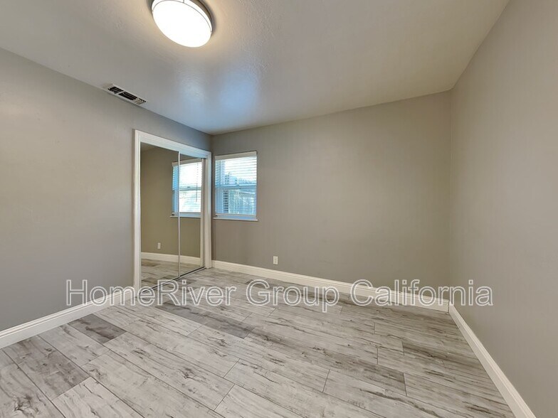 Building Photo - 3228 Somerset Rd