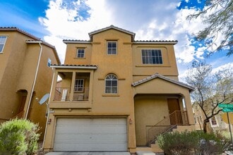 Building Photo - Beautiful 3 Bed Home With 3 Full Baths And...