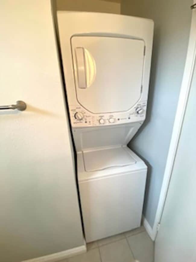 Building Photo - 2 Bed, 2 Bath Upper End Unit in Beautiful ...