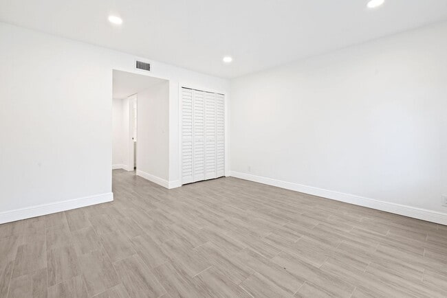 Building Photo - Fully Renovated 2 Bed / 2 Bath – Everything New!