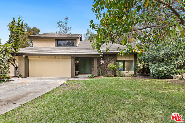 Building Photo - 780 Carriage Cir