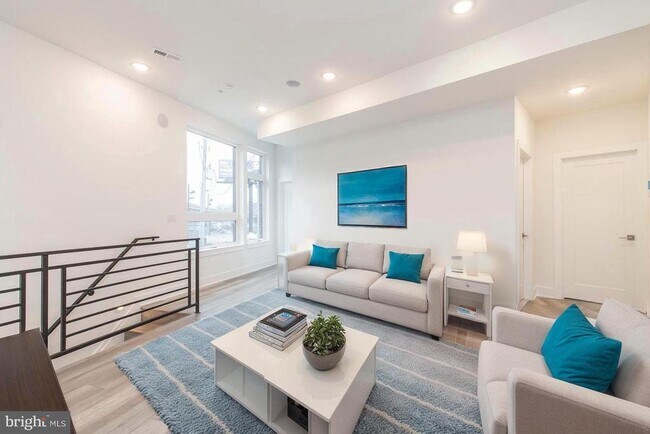 Building Photo - 90-94 E Laurel St