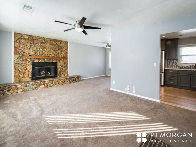 Building Photo - 3 bedroom, 1.5 bath House For Lease - open...
