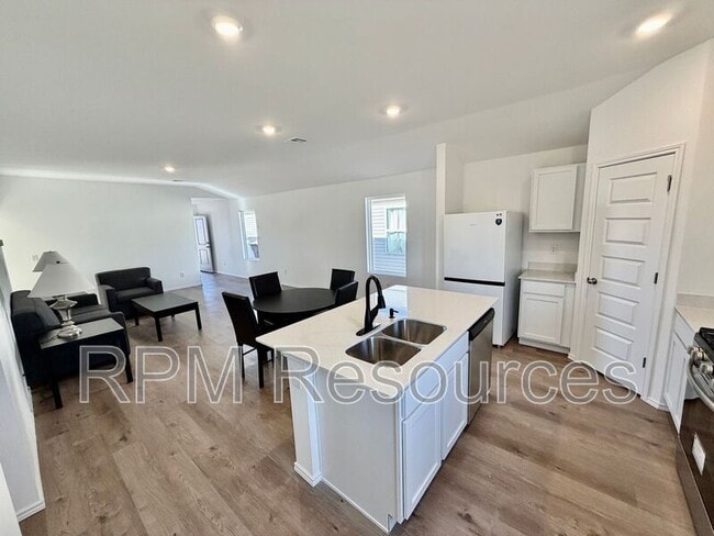 Building Photo - 10320 Baled Bermuda Rd