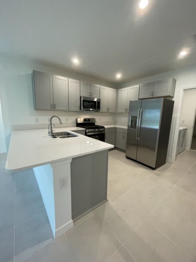 Building Photo - Newly developed Lakefront 3B/2B home in Ea...