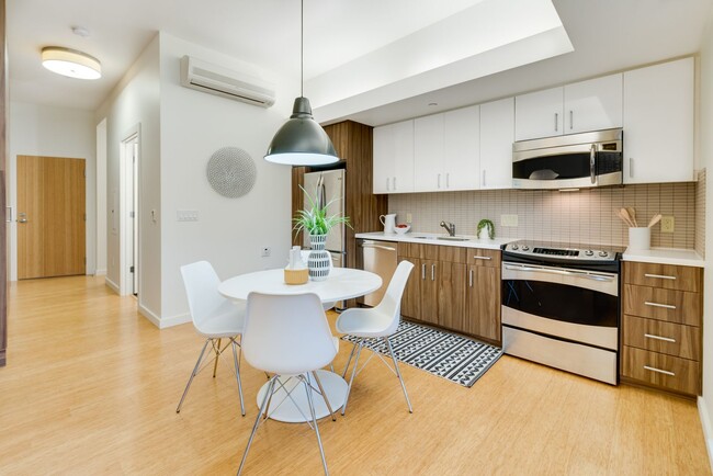 Building Photo - Light & bright 1-bdrm/1-bath condo in desi...