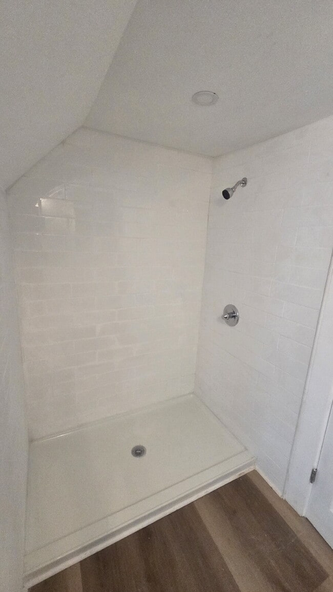 Building Photo - Exquisite 4 bed 3 bath with Air Conditioning