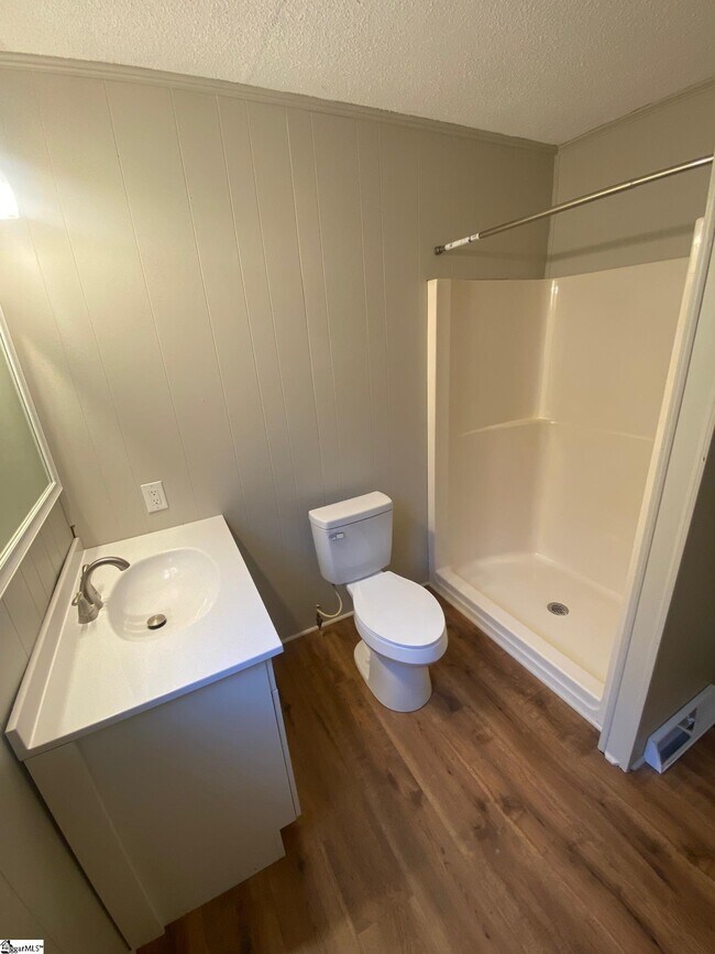 Building Photo - 204 Oakwood Dr