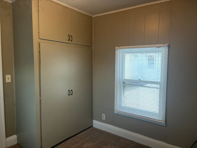 Building Photo - 305 E Meade Ct