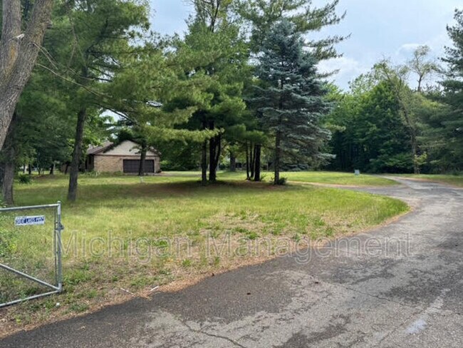Building Photo - 40250 Pinetree Dr