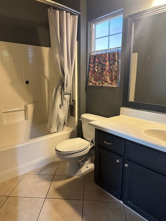 Building Photo - Cozy home in well established neighborhood...