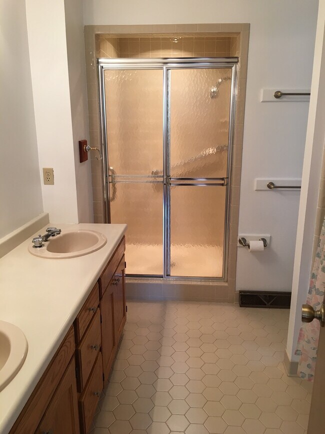 Building Photo - Spacious 3 Bedroom 2.5 Bath home located i...