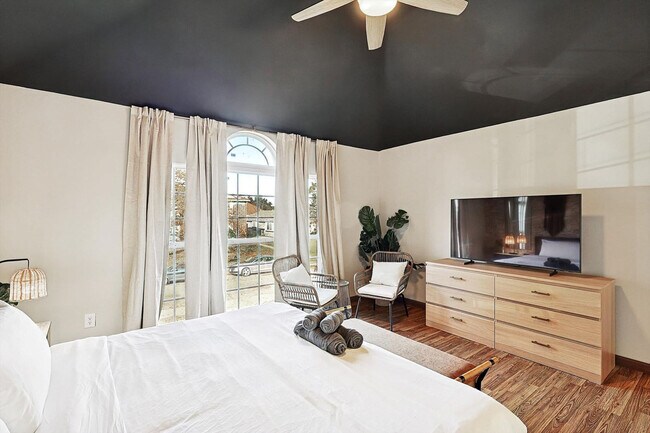 Building Photo - 708 Azalea Dr
