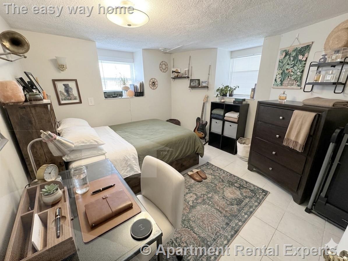 Building Photo - 519 Main St