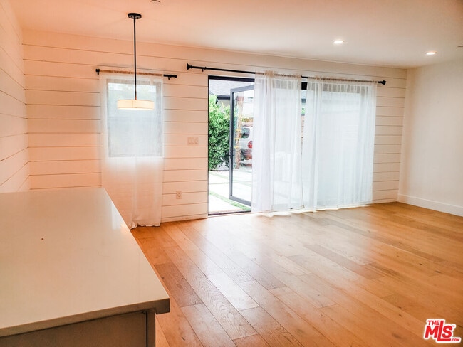 Building Photo - 11221 Hannum Ave