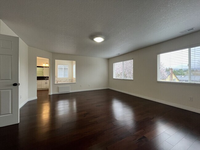 Building Photo - Grand 5 Bedroom Home Featuring 19ft Ceilings, Family Room & Main-Level Suite