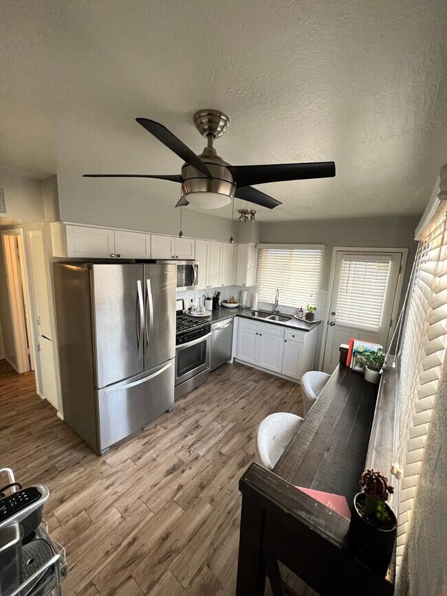 Building Photo - 909 E Marlette Ave