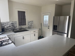 Building Photo - 1304 E 9th St