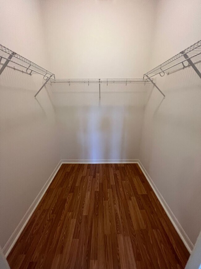 Building Photo - Gorgeous 3 bedroom, two bathroom home in 5...