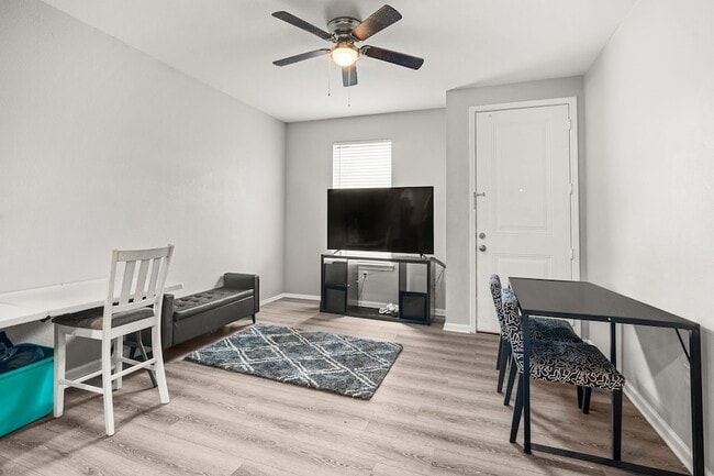 Building Photo - 8534 Woodlyn Rd