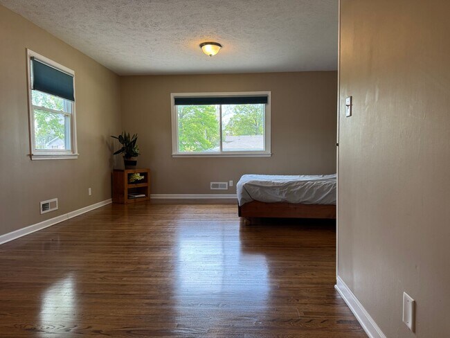 Building Photo - Stunning 4 Bed, 3 Bath Home with Backyard ...