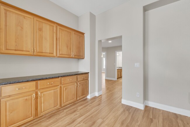 Building Photo - LUXORY 5 BEDROOM 3 1/2 BATH HOME LOCATED I...