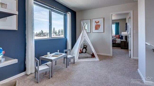 Building Photo - Three Bedroom House in SE Bend