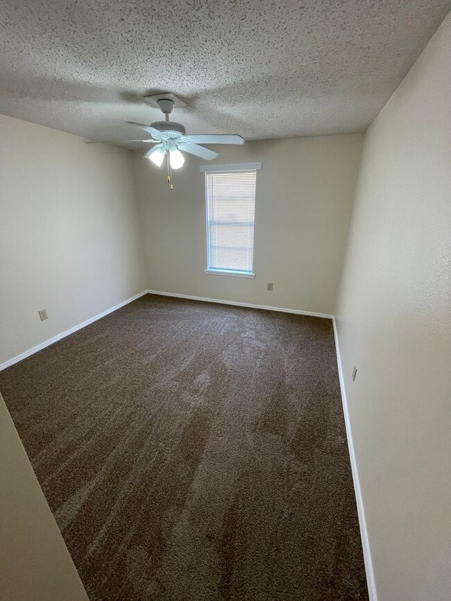 Building Photo - 2344 Elm Park Dr